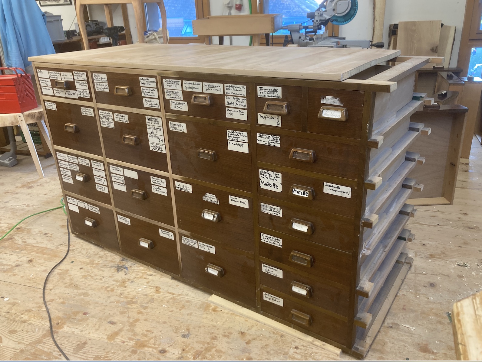 Schubladenstock mit Nussbaumfurnier VORHER